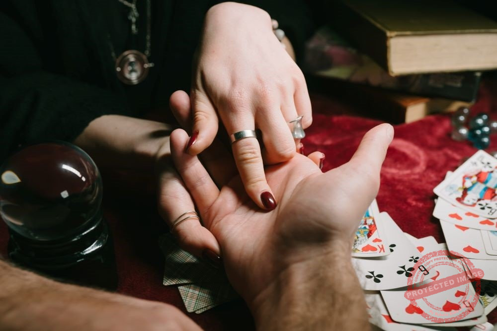 Гривни на съдбата: какво означават линиите на китката?